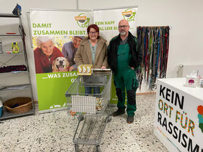 Paar mit Futterspenden in Tiertafel