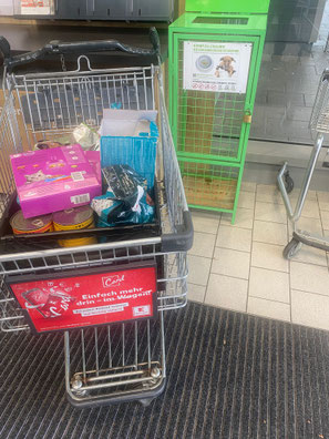 2025_10_14 Spendenkorb Leerung Kaufland_ Foto: Engels
