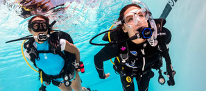 Plongeuse handicapée en piscine assistée par une plongeuse en support