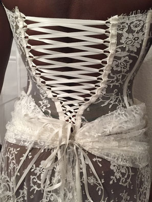 Robe de mariée sur mesure bustier et laçage tout en dentelle