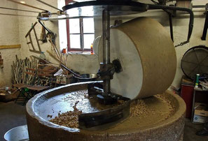 Pressage à froid de noix huile de noix moulin meule en pierre savoie