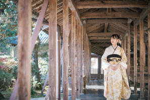 各務原のフォトスタジオひでんち 岐阜 関 山県へ出張撮影可能 神社の回廊で振袖姿