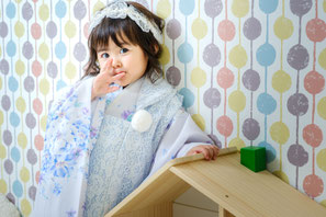 関市・各務原のフォトスタジオでドット柄のかわいい壁におしゃれコーデの３歳女の子が可愛くポーズ