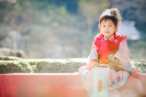 岐阜市・各務原市での七五三撮影。３歳・５歳・７歳の衣装姿の子どもと家族が神社前で笑顔を見せる様子を、フォトスタジオひでんちが記念に残す。