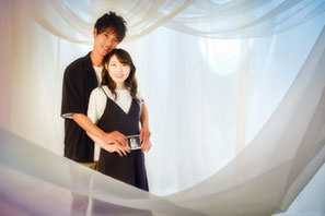 各務原市、山県市でのマタニティーフォト。ご夫婦が一緒にお腹に手を当て、赤ちゃんの誕生を楽しみにする瞬間を優しく記録。
