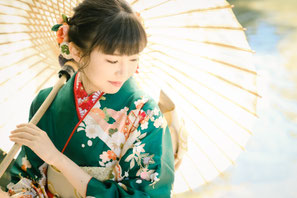 岐阜・各務原フォトスタジオひでんち 関市・美濃加茂での成人式 振袖姿の二十歳の姿 番傘と自然光がおしゃれ