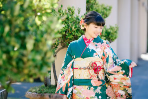 各務原のフォトスタジオひでんち 岐阜 関 美濃加茂へ出張撮影可能 緑を背景に鮮やかな振袖姿