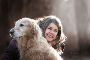 Golden Retriever mit seiner Besitzerin im Herbst