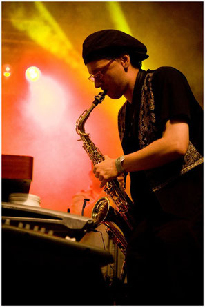 Mark Schwarzmayr am Saxophon und Keyboard bei Museumsuferfest Frankfurt