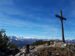Gipfelkreuz Mittagsstein mit Blick auf das Tote Gebirge