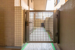 ポーチの扉　奥がお部屋です。