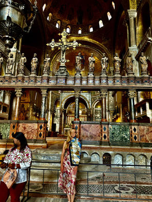 Chorzaun der Basilika di San Marco mit Besucherin mit Schultertuch 