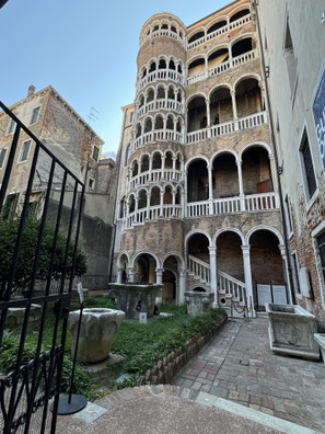 Palazzo Contarini del Bovolo mit schneckenförmiger Treppe