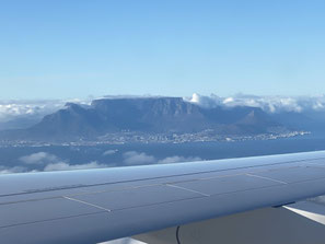 Anflug auf Kapstadt mit Tafelberg
