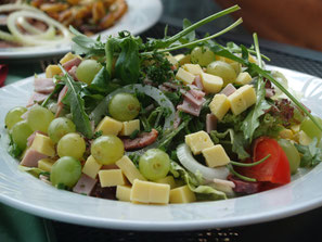 Der Michaelishof am Rotweinwanderweg in Mayschoß serviert Ihnen knackig-frische Salate.