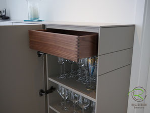 Esszimmer-Kommode mit Innenschubladen & Fingerzinken-Eckverbindungen, Sideboard matt lackicert in NCS-Ton S4005-Y50R, Design-Sidebaord mit Drehtüren u. Nussbaumschubladen für Esszimmer, Kommode mit Innenschubladen in Nussbaum, grifflose Anrichte nach Maß