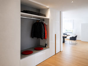 Maßgefertigter Garderobenschrank mit Sitzbank und Stauraum in Bodman-Ludwigshafen am Bodensee – moderner Flurschrank nach Maß mit Hochglanzfronten und integrierter Garderobe.