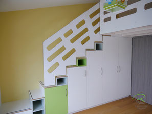 Treppenschrank mit Hochbett nach Maß im Kinderzimmer – maßgefertigte Stauraumlösung unter der Treppe