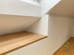 Maßgefertigter Schrank unter Dachschräge in weiß & Eiche von Schreinerei Holzdesign Ralf Rapp in Geisingen