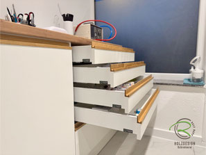 Maßgefertigte Schubladen in der Hörakustik-Werkstatt zur geordneten Aufbewahrung von Kleinutensilien, Werkzeugen und Verbrauchsmaterialien für effiziente Arbeitsabläufe