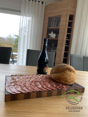 Ausziehtisch in Eiche mit selbstgemachte Brot, Coppa-Schinken & Serbierbrett in Nussbaum als Kundenpräsent von Schreinerei Holzdesign Ralf Rapp in Geisingen