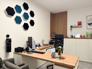Praxiseinrichtung und Büroeinrichtung für Hörakustiker in Trossingen mit maßgefertigtem Schreibtisch, Stauraummöbeln und Akustikelementen von Holzdesign Rapp.