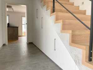Maßgefertigter Treppenschrank unter einer Faltwerktreppe mit Ausziehschränken, Kleiderstange und Schuhablagen in Trossingen.