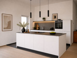 Weiße Kücheninsel mit Neolith-Arbeitsplatte, flächenbündigem Siemens Kochfeldabzug und Highboard