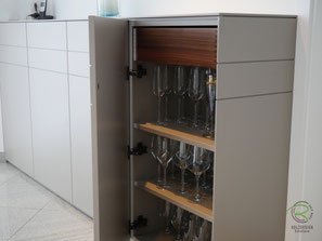 Anrichte mit höhenverstellbaren Einlegeböden, Sideboard matt lackicert in NCS-Ton S4005-Y50R, Design-Sidebaord mit Drehtüren u. Nussbaumschubladen für Esszimmer, Kommode mit Innenschubladen in Nussbaum, grifflose Anrichte nach Maß für Esszimmer,