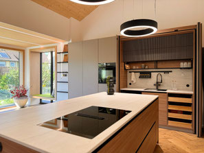 Moderne Küche nach Maß mit Pocket Doors, Kochinsel und schwarzen Stahlregalen in Steingrau und Ulmendekor