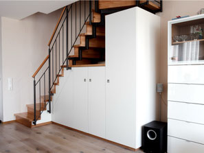 Einbauschrank unter Treppe nach Maß in Villingen mit weißen Fronten und passgenauer Stauraumlösung unter der Holztreppe