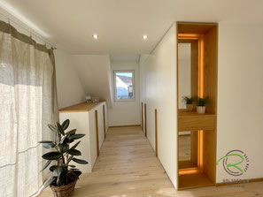 Schrank mit Schräge nach Maß für eine Dachschräge mit integrierter Garderobe, Spiegel und Stauraum