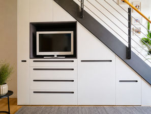 Treppenunterschrank nach Maß mit Fernsehnische, übertiefen Schubladen und Stauraum unter einer vorhandenen Treppe