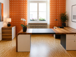 Maßgefertigte Büroeinrichtung im Bürgermeisterzimmer in Geisingen mit Nussbaumfurnier, Besprechungstisch und Stauraummöbeln nach Maß.