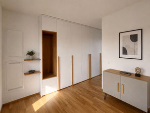 Maßgefertigter Flurschrank mit Garderobennische und Sideboard in einer kleinen Wohnung in Radolfzell am Bodensee. Weiße Fronten, Eiche-Dekor und viel Stauraum auf kleinem Raum.