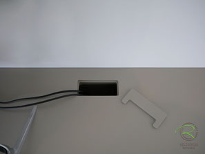 Im TV-Lowboard integrierte Kabeldurchführung Abnehmer mit großem Durchgang und flächenbündig lackierter Kabel-Deckel für TV-Lowboard