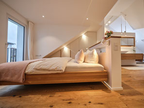 Maßgefertigte Badmöbel, Schlafzimmermöbel mit integriertem Bett und Stauraum unter Dachschräge, gefertigt vom Schreiner Holzdesign Ralf Rapp