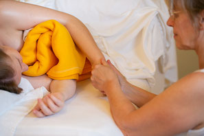 Massage der Arme und Hände einer Schwangeren 