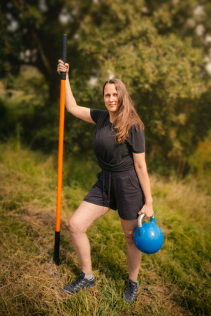 Sandra Mennel mit Mobility Stick und Kettlebell in der Hand