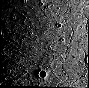 Diese Aufnahme von MESSENGER zeigt die charakteristischen Rillen der konzentrischen Ringe vom Caloris-Becken. Ein durcheinander geratenes Bild mit Ebenen, Krater, Kraterketten und Gräben aller Art.