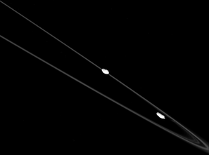 Cassini-Aufnahme von Prometheus und Pandora wie sie zusammen am 15. Dezember 2005 den F-Ring von Saturn "hüten".