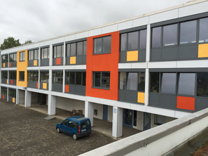 Der Außenbereich der Grundschule und die Fassade haben ein neues Gesicht.