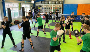 Kinder & Jugendliche beim Kickbox-Training im Kurs - Kickboxen ab 14 Jahre in Friesoythe