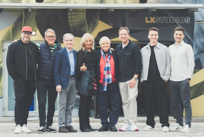 Foto vor den neuen LX Studios in Elixhausen, wo auf 1400 m² ein Zentrum für Foto-, Videoproduktion und Gastronomiekonzepte entstanden ist.