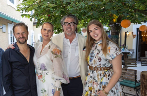 Schauspieler Philipp Hochmair und Gastgeber Familie Kühlwein bei der Ronald McDonald Charity Dinner im Gasthof Schloss Aigen.