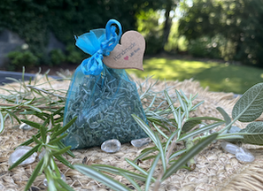 Bergkristall Edelsteinchen im gut duftenden 7-Heil-Kräuter-Säckchen.