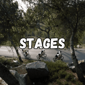 Photo avec des cyclistes en train de pédaler, ils portent tous un haut avec le logo RSB Training. Sur l'image il y a écrit "stages triathlon".