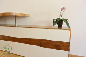 Sideboard mit drehbarem Stehtresen, Schreibtischplatte in Nussbaum mit flächenbündiger Schreibtischunterlage in Möbellinoleum