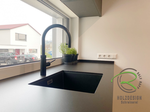 Einbauküche in grau von Schreinerei Holzdesign Ralf Rapp in Geisingen mit Neolith Arbeitsplatte und Spüle im Unterbau und Quooker Cube Flex in black