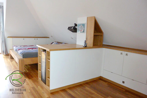 Schrank nach Maß in Dachschräge, mit Schlaf- u. Wohnbereich, Weintemperierkühlschrank, Balkenbett, Einbauschrank Dachschräge in weiß u. Eiche